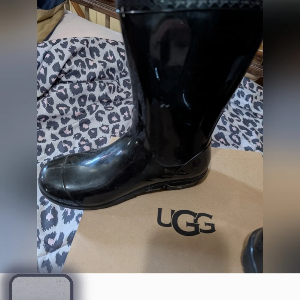 Ugg Woman's Size 6 Rain boots